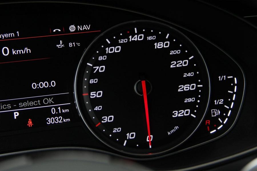 Панель приборов Audi RS6 Avant (4G, C7) 2013 года  (WW) (фото 47 из 90)